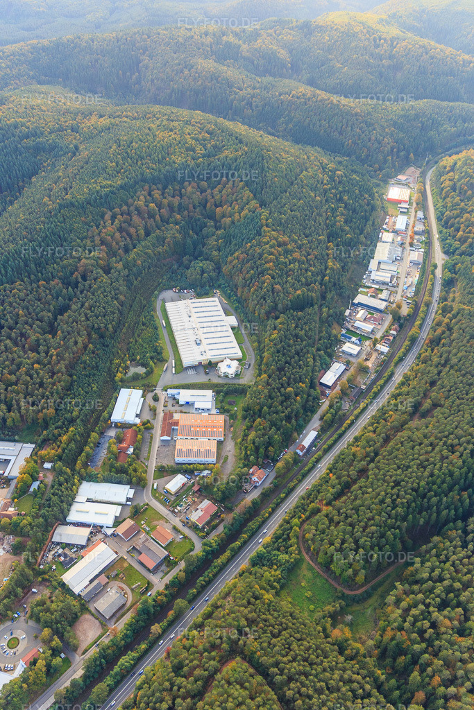 Luftbild: Gewerbegebiet Alte Bundesstraße mit Schumacher Packaging GmbH Werk Hauenstein, Gottardo Logistik und Josef Seibel Schuhfabrik GmbH in Hauenstein im Bundesland Rheinland-Pfalz in Deutschland.Foto: IMG_103794.jpg vom 01.10.2017 durch Werner Riehm/FLY-FOTO.deAuflösung des Originals: 3648 x 5472 pxWWW.MONDIGROUP.COM