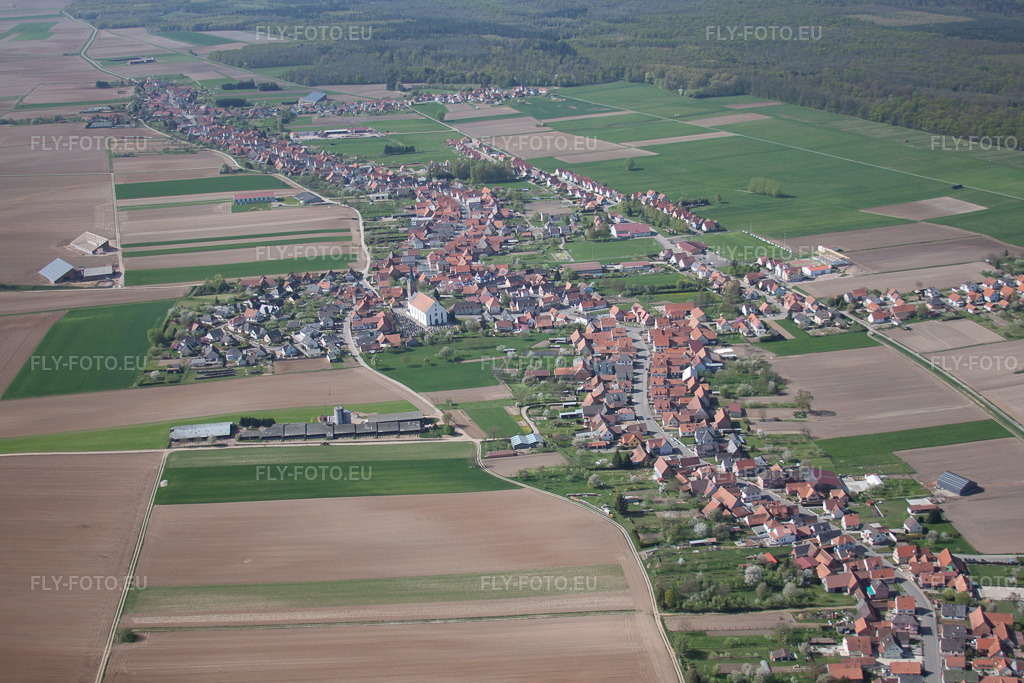 Vue aérienne: Rue Principale depuis le sud-est à Schleithal dans le département Bas Rhin, France – .Photo: IMG_39431.jpg prise le 10/04/2011 par Werner Riehm/FLY-FOTO.eu – Résolution de l'original: 4752 x 3168 px