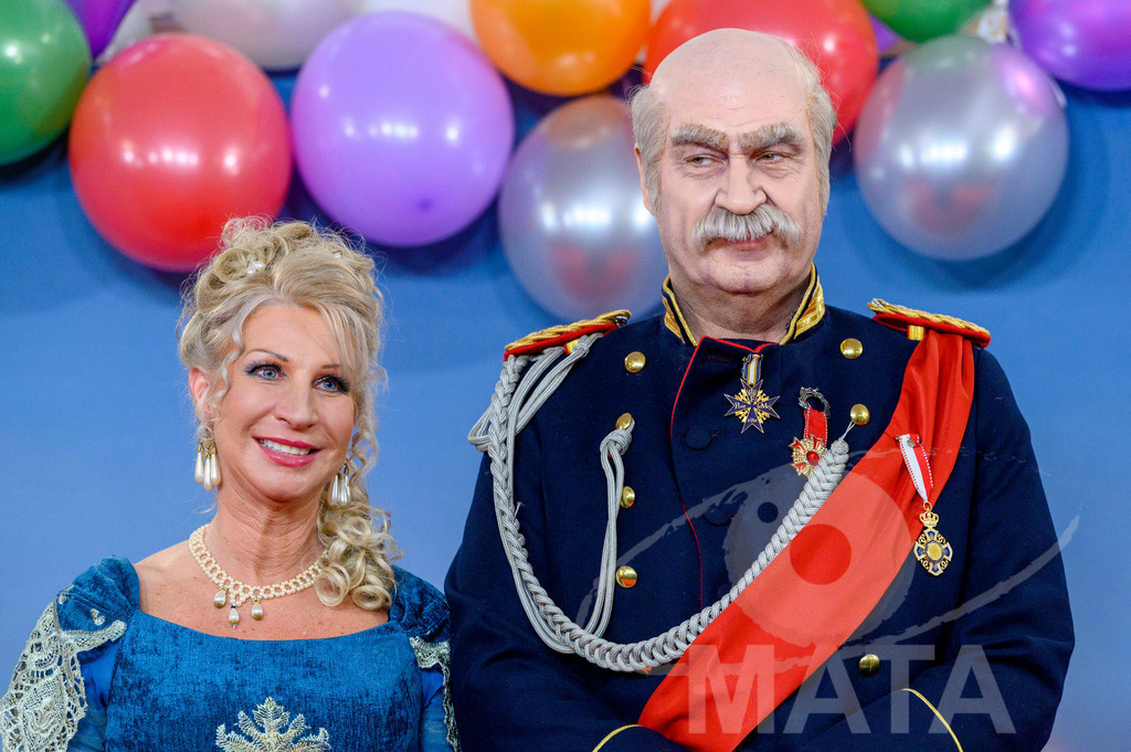 _DWA1638 | Ministerpräsident Markus Söder als Otto von Bismarck mit Frau Karin Baumüller-Söder bei der TV-Sendung Fastnacht in Franken 2024. Veitshöchheim, 02.02.2024 Bayern Deutschland - Realisiert mit Pictrs.com