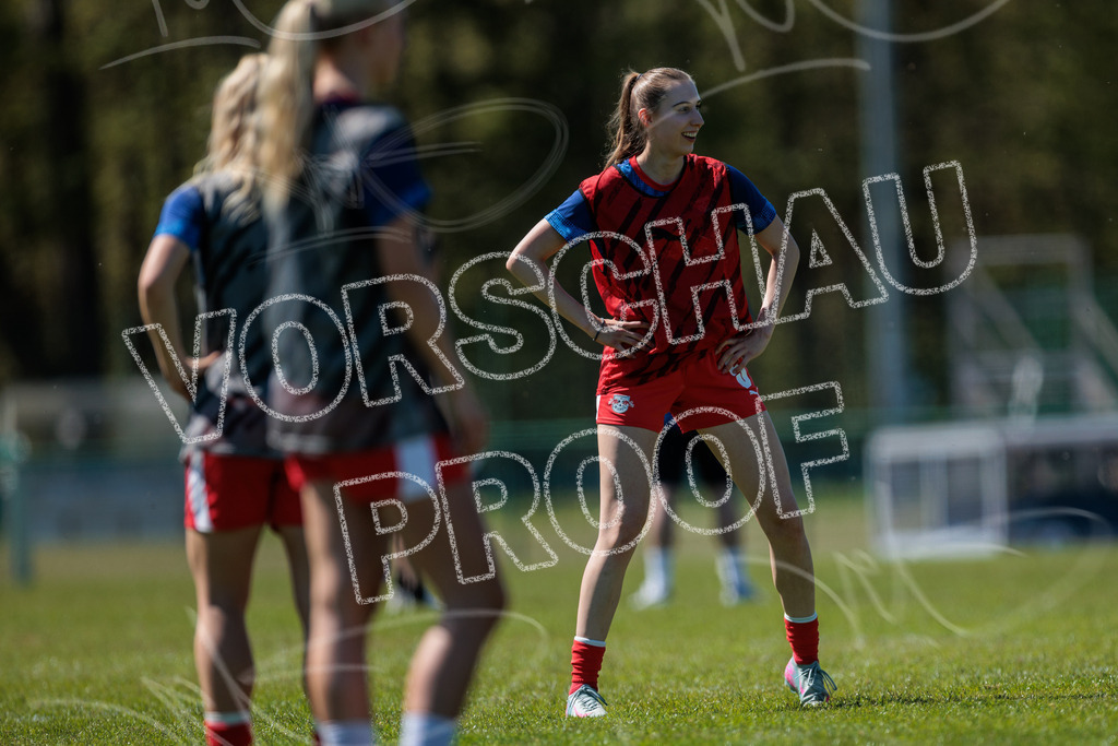 Gipfeltreffen der Frauen: Finale um den Sachsenlotto Landespokal 2026 | Am 1. Mai 2026 trafen im Endspiel des Sachsenlotto Landespokals die Frauen des Chemnitzer FC und die zweite Mannschaft von RasenBallsport Leipzig aufeinander. Vor stimmungsvoller Kulisse kämpften beide Teams ab 15:00 Uhr um die begehrte Trophäe des sächsischen Fußballs. Diese Galerie zeigt die Highlights, packende Zweikämpfe und die emotionalsten Momente des Finaltags. - Realisiert mit Pictrs.com