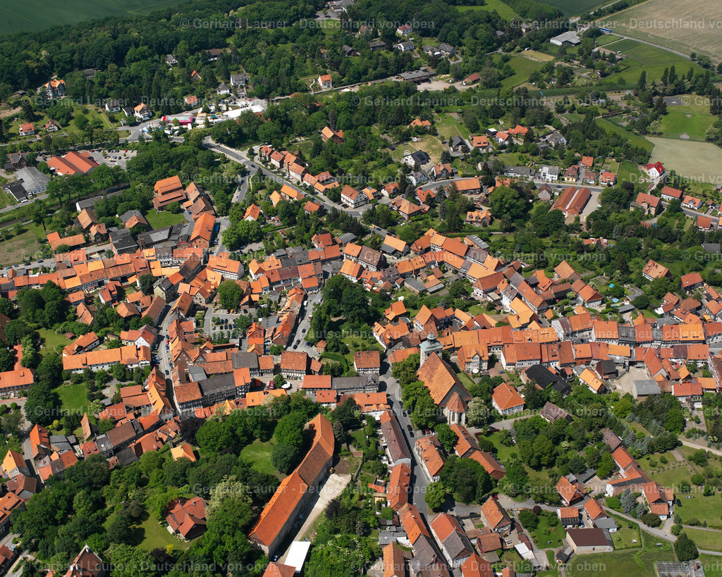 2638164 | HORNBURG 09.06.2006 Landwirtschaftliche Nutzflächen und Feldgrenzen  umsäumen das Siedlungsgebiet des Dorfes in Hornburg im Bundesland Niedersachsen, Deutschland // Agricultural land and field boundaries surround the settlement area of the village  in Hornburg in the state Lower Saxony, Germany Foto: Gerhard Launer