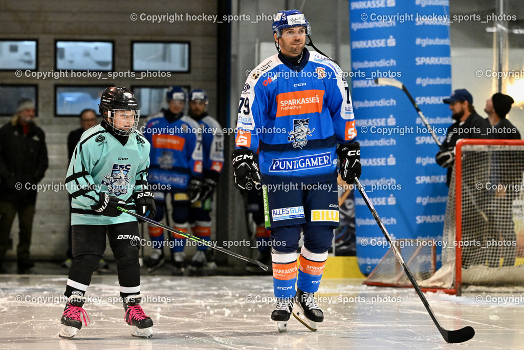 ESC Sparkasse Steindorf vs. LE Kings | Einlauf mit ESC Nachwuchs, #79 Petrik Benjamin ESC Steindorf, ESC Sparkasse Steindorf vs. LE Kings, ESC Sparkasse Steindorf vs. LE Kings am 01.11.2025 in Steindorf (Ossiachersee Halle), Austria, (Photo by Bernd Stefan)