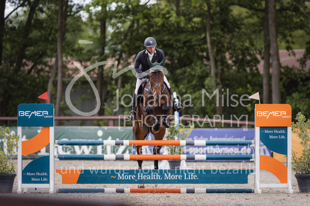 230516_Mühlen_03SprPf-A-370 | Deine schönsten Turniermomente als professionelle Fotos! Entdecke hochwertige Pferdesport-Fotografie im Online-Shop. Jetzt Fotos finden & bestellen!