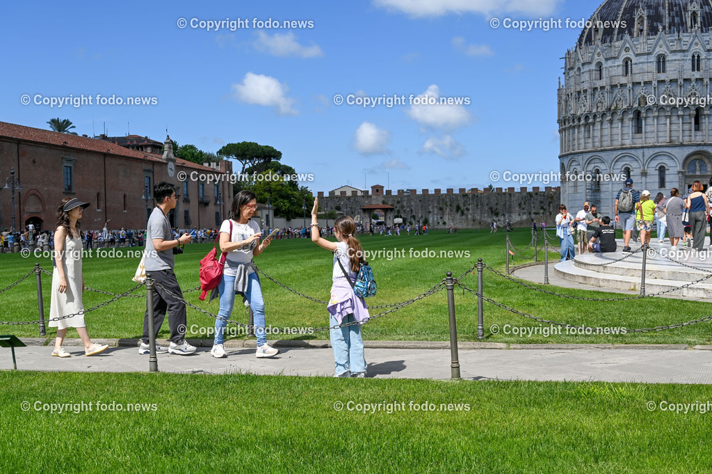 Italien_ Toscana_ Pisa_ 28.05.2024-110 | 28.05.2024, Italien, ITA, Toskana, Pisa im Bild Stadtansichten, Gebäude, Architektur, Touristen, Historisch, Souvenier, Turm, Dom, Piazza, schief


Pisa ist eine Stadt in Italien, gelegen in der Toskana am Arno. Wahrzeichen ist der als Schiefer Turm von Pisa bekannte Campanile des Doms auf der Piazza dei Miracoli im Norden des Stadtzentrums. 
Quelle: Wikipedia
