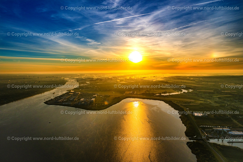 Hamburg_Finkenwerder_Airbus_Sonnenaufgang_ELS_0298181023 | HAMBURG 18.10.2023 Airbus Werksgelände Finkenwerder im Sonnenaufgang in Hamburg, Deutschland. // Airbus factory premises Finkenwerder in sunset in Hamburg, Germany. Foto: Martin Elsen