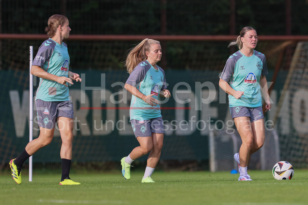 Fussball, Google Pixel Frauen-Bundesliga, Training SV Werder Bremen | v.li.: Michelle Ulbrich (SV Werder Bremen, 5), Ricarda Walkling (SV Werder Bremen, 13) und Juliane Wirtz (SV Werder Bremen, 28) beim Warmlaufen