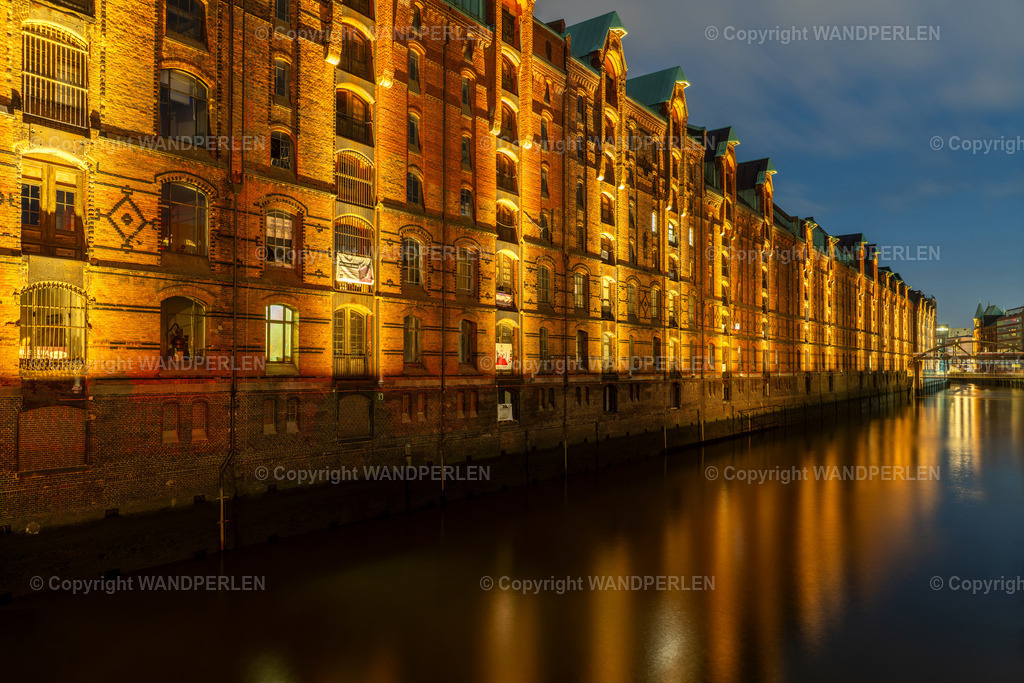 Speicherstadt bei Nacht | Historische Kontorhäuser spiegeln sich bei Nacht im Fleet. - Realisiert mit Pictrs.com