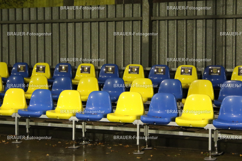 19.11.2025 SC St. Tönis - VfB Hilden | Tönisvorst, Deutschland, 20.11.2025: Die Tribüne des SC St. Tönis vor dem Niederrheinpokal - Spiel zwischen SC St. Tönis und VfB Hilden am 20.11. 2025 im Tönisvorster YAYLA-Sportpark Jahn-Stadion in Tönisvorst, Deutschland. (Foto Ralph Görtz / Brauer-Fotoagentur)