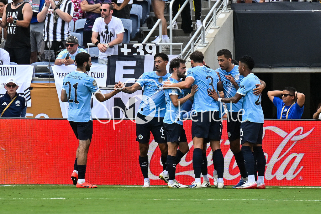 Juventus Turin - Manchester City | Jubel der Englaender nach dem Treffer zum 2-1  Tor / Torschuetze / Freude / Happy / FIFA Club World Cup: Juventus Turin - Manchester City, Camping World Stadium am 26.06.2025 / NOT FOR SALE IN USA
