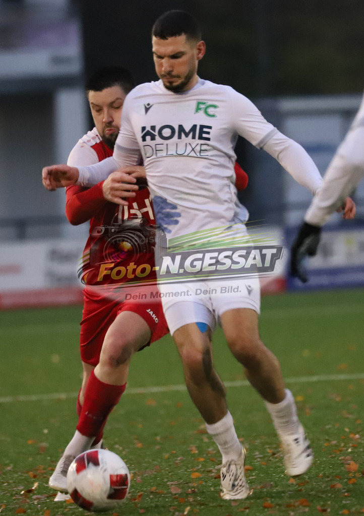 FC RW Kirchlengern - FC Lübbecke | Auf dem Bild zu sehen: rot FC RW Kirchlengern: Dennis Quirin ; weiß FC Lübbecke: Luca David SteinhofFC RW Kirchlengern, FC Lübbecke, Saison 25/26, Landesliga, Kirchlengern, Deutschland - Realisiert mit Pictrs.com