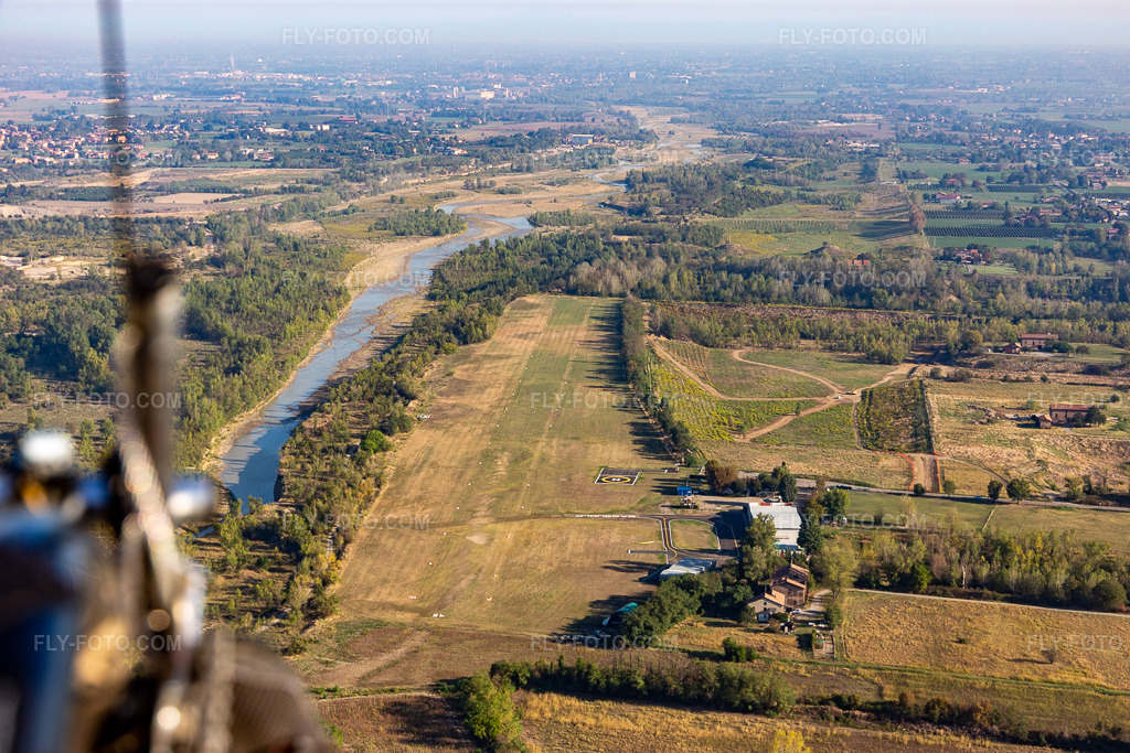 Aerial view: Aeroclub Sassuolo NPC in Sassuolo in the state Modena, Italy. – Photo: IMG_134951.jpg taken on 09/20/2022 by Werner Riehm/FLY-FOTO.com – Resolution of the original: 5472 x 3648 px – Club Aeronautico Sassuolo