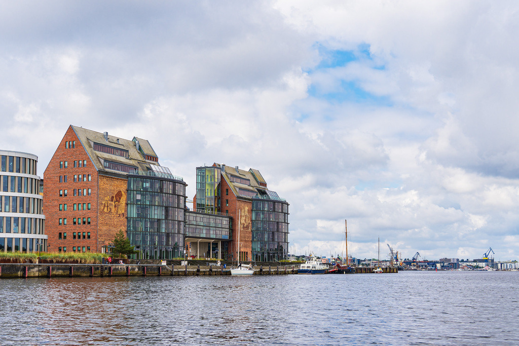 Blick über den Fluss Warnow auf die Hansestadt Rostock | Blick über den Fluss Warnow auf die Hansestadt Rostock.