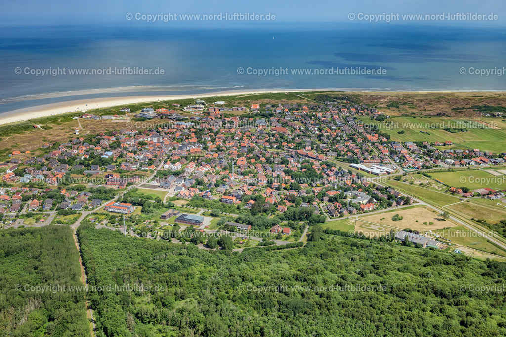 Langeoog_ELS_6342250622 | LANGEOOG 25.06.2022 Inselbereich Langeoog mit dem Ortskern in Langeoog im Bundesland Niedersachsen, Deutschland. // Island area Langeoog with the village center in Langeoog in the state Lower Saxony, Germany. Foto: Martin Elsen