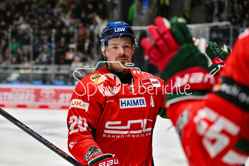 Augsburger Panther - Schwenninger Wild Wings | AUGSBURG, DEUTSCHLAND - 2. NOVEMBER: Jubel der Panther nach dem Treffer zum 2-1 durch Cody KUNYK (Augsburger Panther 20), Tor / Torschuetze / Freude / Happy beim Ligaspiel zwischen den Augsburger Panthern und den Schwenninger Wild Wings am 17. Spieltag der Penny DEL im Curt Frenzel Stadion am 02.11.2025