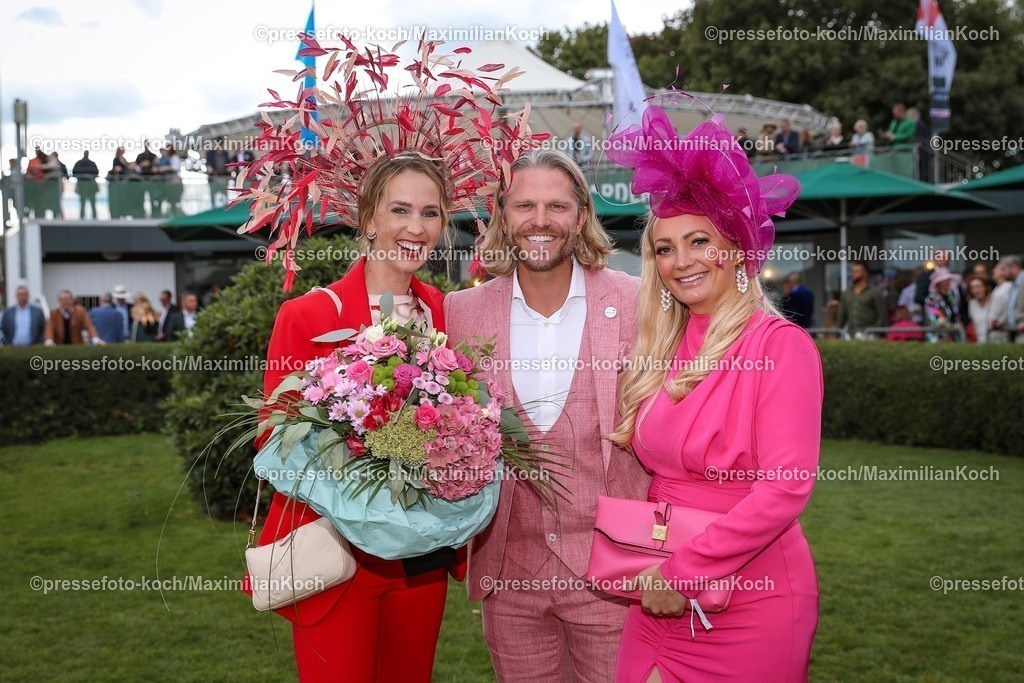 HanPromi24082500056 | 2025.08.24, Promis beim Audi-Ascot-Renntag auf der Galopprennbahn Neue Bult in Hannover. Die Gäste genießen die elegante Atmosphäre beim Pferderennen. Bachelor Original Paul Janke zusammen mit Christina Grass (Influencerin, links) und Janina Erdem-Witte (Influencerin, rechts)