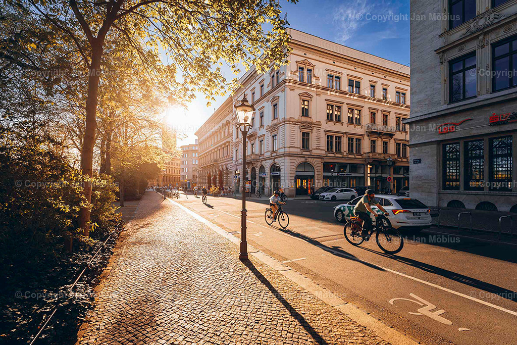 Lennéanlage/Schillerstraße | Die Schillerstraße an der Lene-Voigt-Anlage ist so ein typischer Leipziger Geheimtipp: charmante Altbauten, ruhige Citylage, direkt am Park und einem entspanntem Vibe. Perfekt für Content mit Fokus auf Urban Green, Lebensqualität & Nachbarschaftsflair. - Realisiert mit Pictrs.com