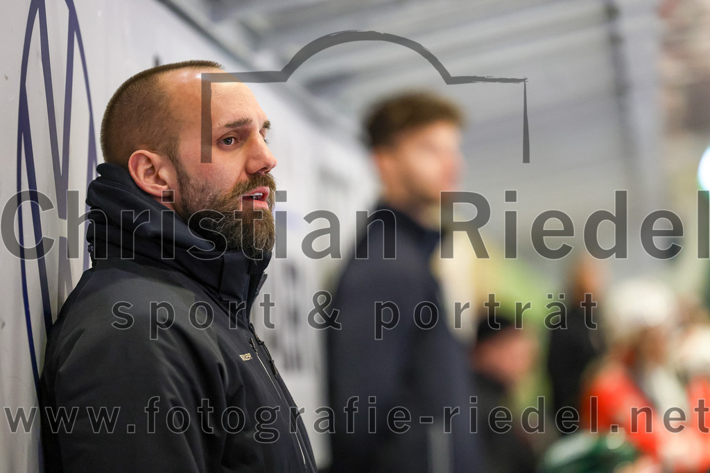 2024-01-12_024_TSV_Erding_gegen_EV_Dingolfing | Erding, Deutschland, 12.01.2024:
Eishockey, Bayernliga Vorrunde 2023 / 2024, 24. Spieltag, TSV Erding gegen EV Dingolfing, Endergebnis: 10:2

Teamchef Felix Schütz (Erding Gladiators)

Foto: Christian Riedel / fotografie-riedel.net