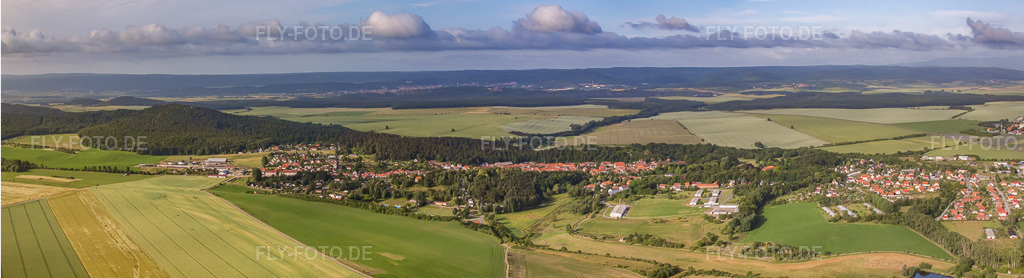 Luftbild: Panorama Perspektive Langenstein im Ortsteil Langenstein in Halberstadt im Bundesland Sachsen-Anhalt in Deutschland. Foto: IMG_58374-Bearbeitet.jpg vom 30.06.2013 durch Werner Riehm/FLY-FOTO.deAuflösung des Originals: 9668 x 2623 px