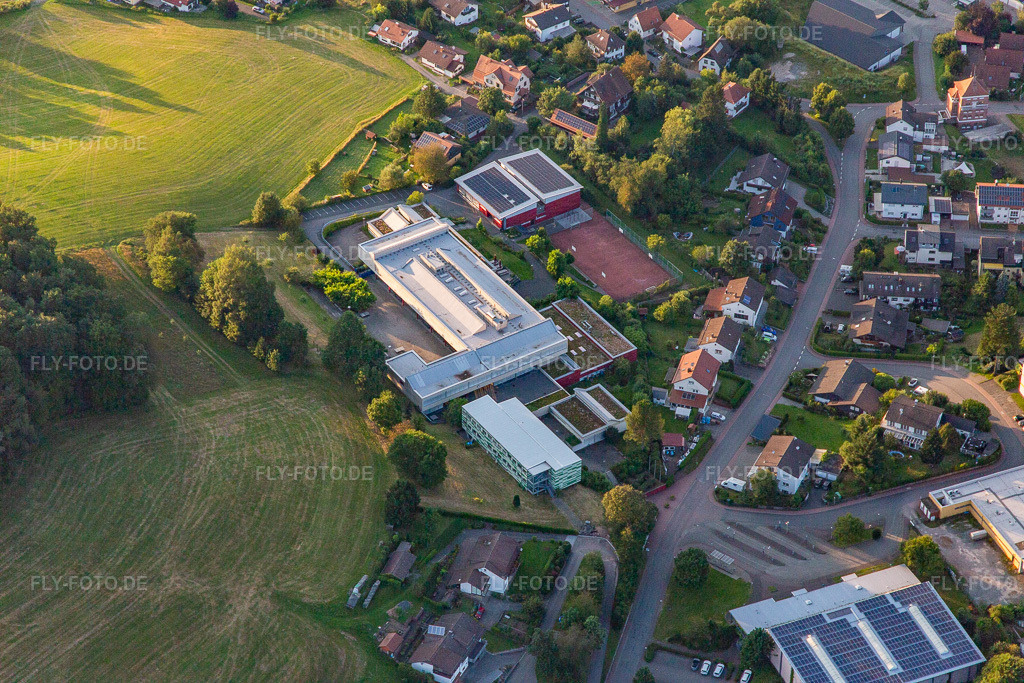 Luftbild: Überwald-Gymnasium im Ortsteil Spechtbach in Wald-Michelbach im Bundesland Hessen in Deutschland. Foto: IMG_142638.jpg vom 18.07.2024 durch Werner Riehm/FLY-FOTO.deÜberwald Gymnasium Wald-Michelbach