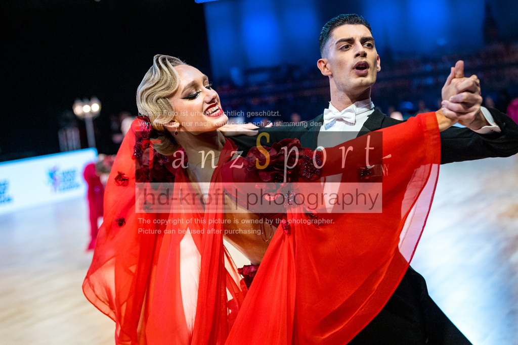 20251212_WDSF_World_Ch_Cup_RS-Std_1122-2 | Tanzsportbilder, Standardtanz, Lateintanz, WDSF, DTV, LTVB, dancecomp, goc, hessen tanzt, blaues band der spree, walzer, tango, wiener walzer, slowfox, quickstepp, samba, rumba, cha-cha-cha, paso doble. jive, hd-kroft photography, turniertanzsport