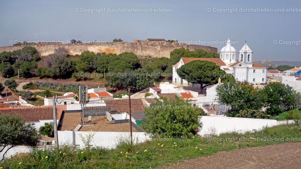 Blick auf Festung São Sebastião, Castro Marim. View of Festung São Sebastião from Castro Marim | Die Festung São Sebastião von Castro Marim wurde im 17. Jahrhundert am rechten Ufer des Flusses Guadiana in Algarve/Portugal erbaut und ist ein Zeugnis der reichen Militär- und Kulturgeschichte der Region. Hier ein Blick auf die Stadt Castro Marim von der Burgmauer aus. Castro Marim Castle was built in the 17th century. The São Sebastião Fortress is located in Castro Marim in Algarve, Portugal. It was built in the 17th century during the Restoration Wars to secure the Spanish border. - Realisiert mit Pictrs.com