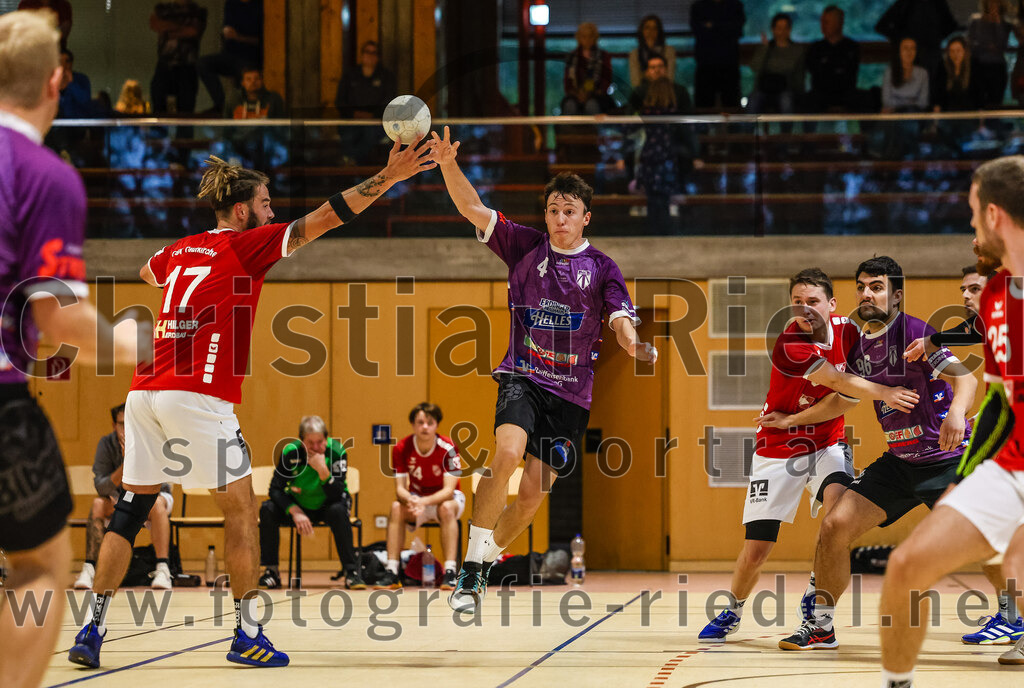 2024-10-20_060_SpVgg_Altenerding_II_gegen_TSV_Taufkirchen-Vils | Erding, Deutschland, 20.10.2024:Handball, Bezirksliga Männer Ost 2024 / 2025, 3. Spieltag, SpVgg Altenerding II gegen TSV Taufkirchen/Vils, Endergebnis: 15:20Dion Heydemann (TSV Taufkirchen/Vils, #17), Markus Schorr (SpVgg Altenerding, #4)Foto: Christian Riedel / fotografie-riedel.net