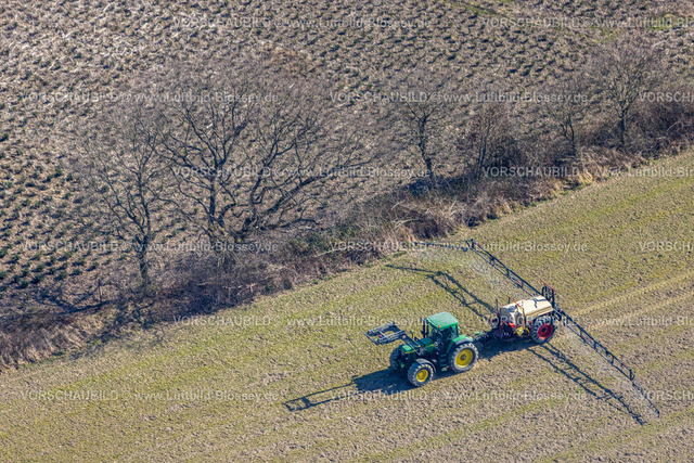 Arnsberg220302192 | Luftbild, Landwirtschaftliche Arbeiten mit dem Traktor auf einem Feld am Dickenbruch, Arnsberg, Sauerland, Nordrhein-Westfalen, Deutschland