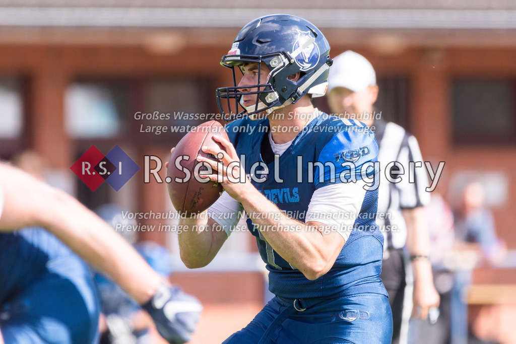American Football, Saison 2022, Regionalliga Nord, Hamburg Blue Devils - Oldenburg Knights, Dr.-Hermann-Schnell-Sportplatz (Hamburg), 06.08.2022, 07. Gameweek | Leif Plagge (#11, Blue Devils, Quarterback)