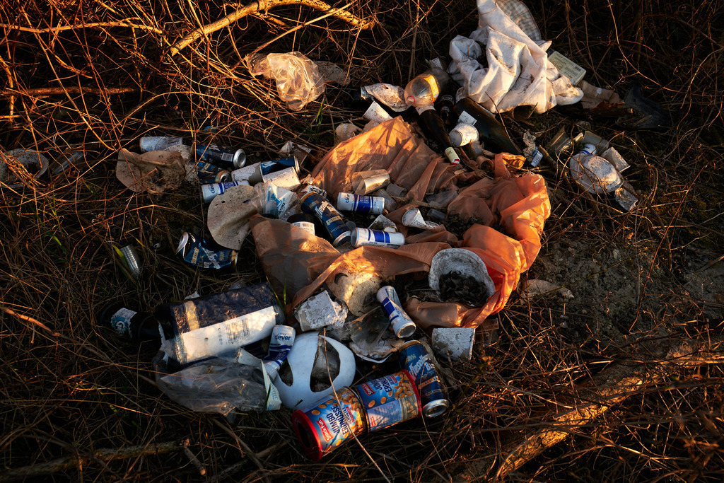 Illegal abgelagerter Müll in der Landschaft | Wien, Austria - March 31, 2021: Illegal abgelagerter Müll in der Landschaft. - Realisiert mit Pictrs.com