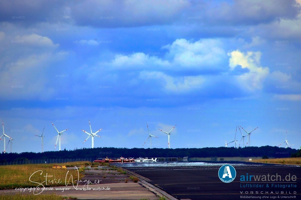 Flugplatz-Husum-airwatch-wagner156 | Entdecken Sie atemberaubende Luftbilder und Fotografien auf airwatch.de - Tauchen Sie ein in eine Welt voller faszinierender Aufnahmen aus der Vogelperspektive.