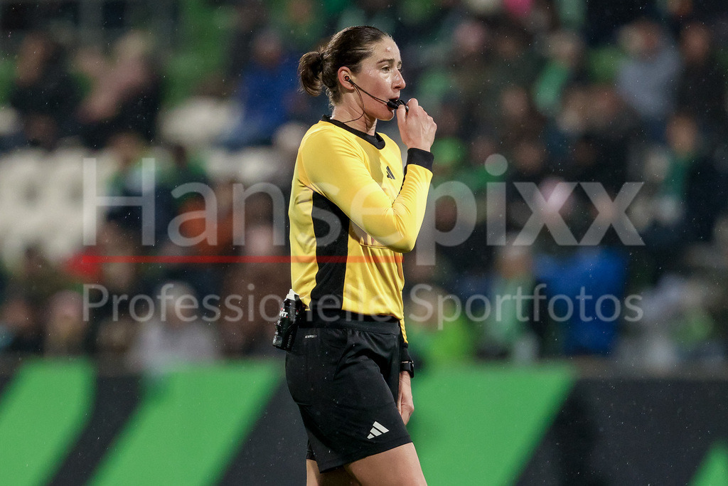 Fussball, DFB-Pokal Frauen, VfL Wolfsburg - SC Freiburg | FIFA Schiedsrichterin Franziska Wildfeuer, DIE DFB-RICHTLINIEN UNTERSAGEN JEGLICHE NUTZUNG VON FOTOS ALS SEQUENZBILDER UND/ODER VIDEOÄHNLICHE FOTOSTRECKEN. DFB REGULATIONS PROHIBIT ANY USE OF PHOTOGRAPHS AS IMAGE SEQUENCES AND/OR QUASI-VIDEO.