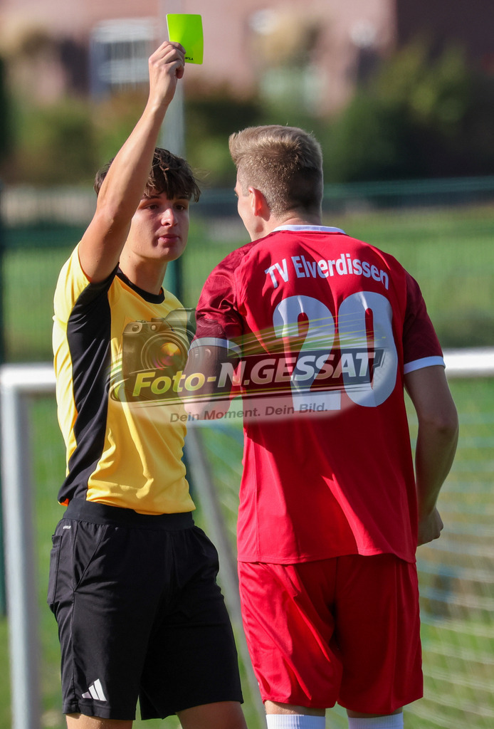 VfL Holsen - TV Elverdissen | Auf dem Bild zu sehen: Schiedsrichter: Jannis Reche ; rot TV Elverdissen: Philipp Schmidt VfL Holsen, TV Elverdissen, Saison 26/27, Kreisliga A, Holsen, Deutschland - Realisiert mit Pictrs.com