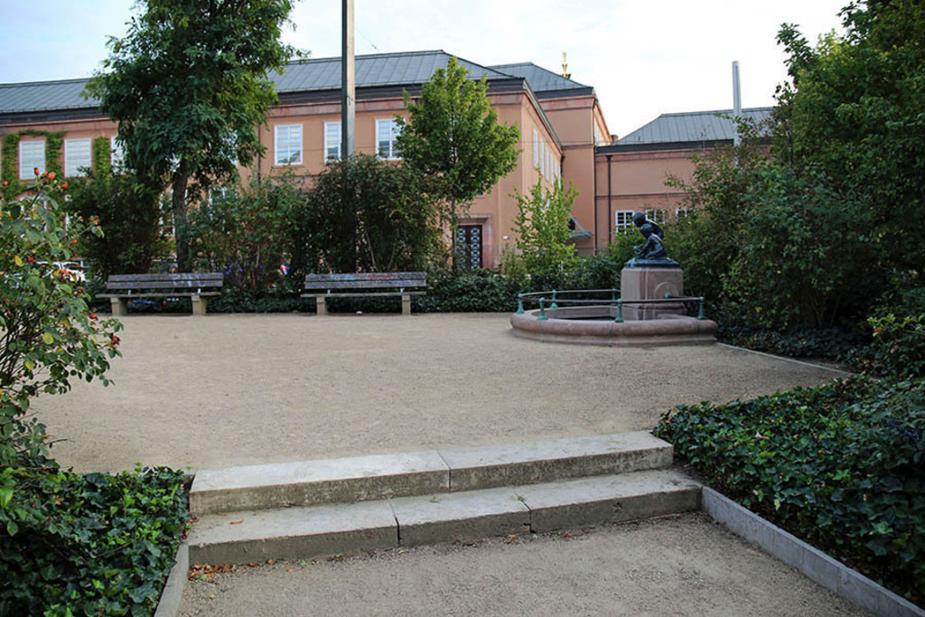 Foto: Leipzig - Froschbrunnen - Anlage am Rabensteinplatz 2022 | Das Team hinter BILDLEXIKON LEIPZIG bündelt historische wie aktuelle Informationen über die Stadt Leipzig in Text und Bild auf einer Plattform und stellt diese der interessierten Öffentlichkeit zur Verfügung.