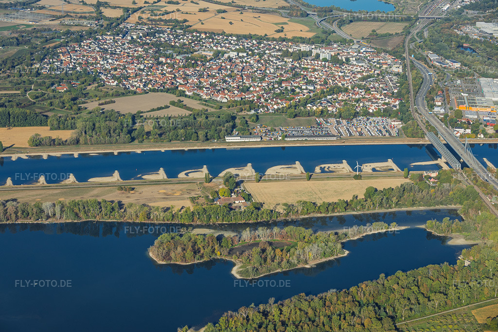 Luftbild: Rhein von Osten bei Niedrigwasser im Ortsteil Knielingen in Karlsruhe im Bundesland Baden-Württemberg in Deutschland. – Foto: IMG_159519.jpg vom 27.09.2026 durch Werner Riehm/FLY-FOTO.de – Auflösung des Originals: 5846 x 3898 px