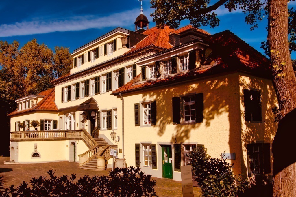 Schloss Eulenbroich - steht in Rösrath an einem Nebenarm der Sülz | Ob Hochzeitsfeiern oder Kulturveranstaltungen - hier ist die perfekte Lokalität für jeden Anlass - Realisiert mit Pictrs.com
