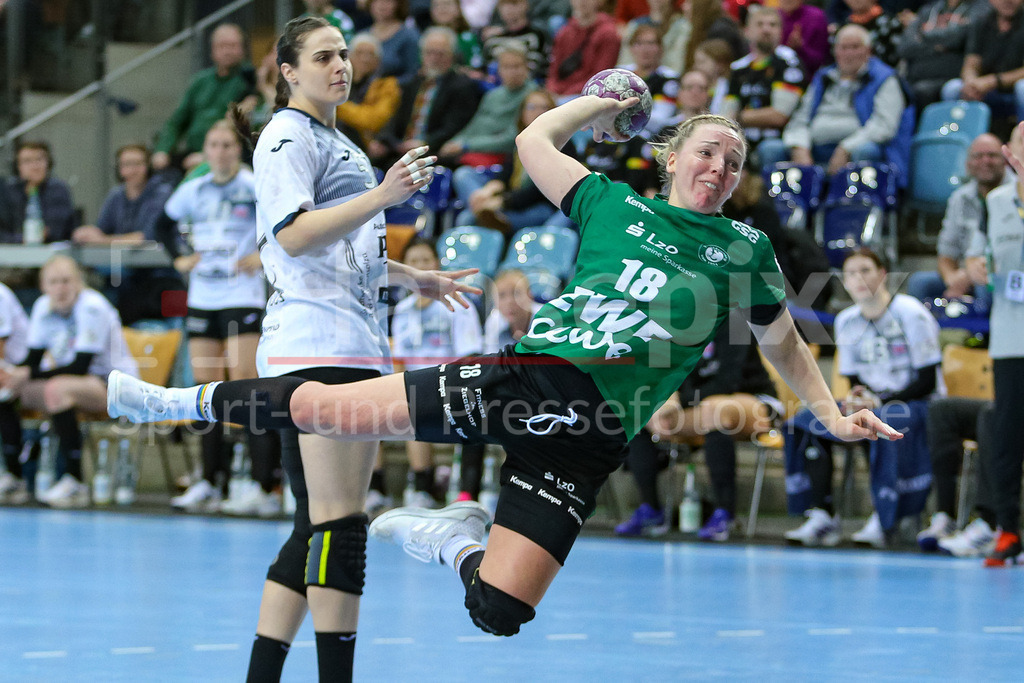 Handball, Bundesliga Frauen, VfL Oldenburg - Thüringer HC | v.li.: Lena Feiniler (VfL Oldenburg, 18) beim Wurf, am Ball, Spielszene, Aktion, Action
