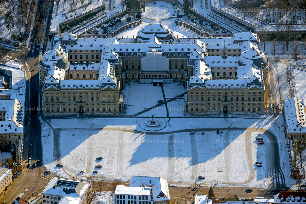 4043189 | Würzburger Residenz ist ein barocker Schlossbau am Rande der Innenstadt von Würzburg, der 1720 begonnen wurde und bis 1744 vollendet war. Winteraufnahme
