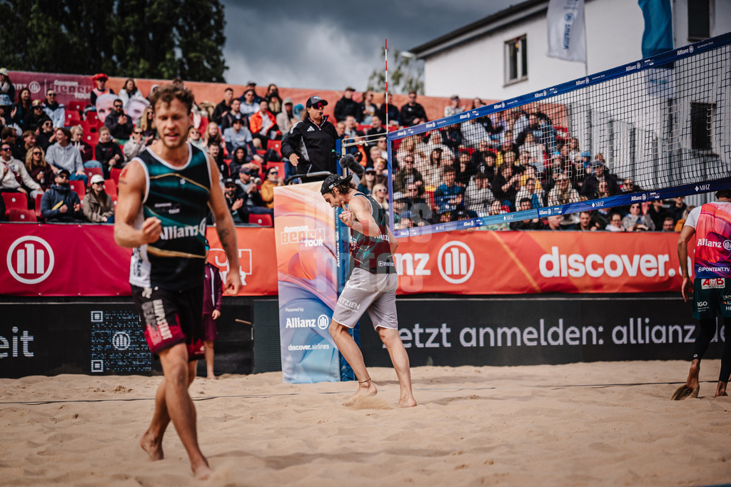 Beachvolleyball | Männer | Allianz German Beach Tour 2025 | Tourstop Berlin | 23.08.2025 | vorne Eric Stadie-Seeber, hinten Jannik Kühlborn Jubel
