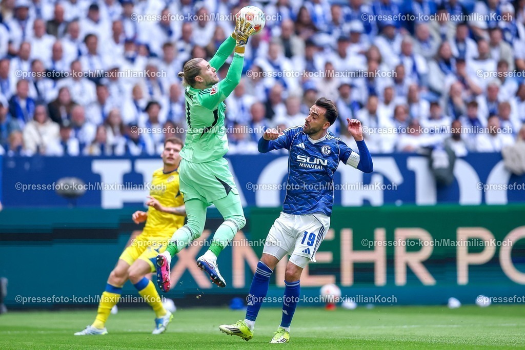 S0417052601007 | 17.05.2026, Fußball, FC Schalke 04 - Eintracht Braunschweig, 34. Spieltag, 2. Fußball Bundesliga, Veltins-Arena Gelsenkirchen, Saison 2025 2026: Torwart Loris Karius&nbsp;(Schalke04 #01) verteidigt neben Kenan Karaman&nbsp;&nbsp;(Schalke04 #19)   DFB regulations prohibit any use of photographs as image sequences and or quasi-video.