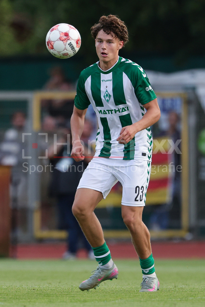 Fussball, Regionalliga Nord, SV Werder Bremen II - VfB Oldenburg | Arian Römers (SV Werder Bremen II, 23) am Ball, Freisteller, Einzelbild, Ganzkörper, Aktion, Action, Spielszene