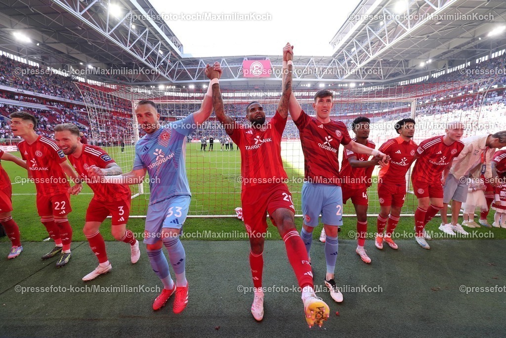 F9510052501087 | 10.05.2025, Fußball, Fortuna Düsseldorf - FC Schalke 04, 2. Fußball Bundesliga, Merkur Spiel-Arena, Saison 2024 2025: Abschlussjubel nach dem 2:0 Sieg für die Fortuna. Die Mannschaft steht jubelnd vor der Fankurve zusammen. Mitte: Andre Hoffmann (Fortuna Duesseldorf #3) Torwart Florian Kastenmeier (Fortuna Duesseldorf #33)  Jamil Siebert (Fortuna Duesseldorf #20) Torwart Florian Schock (Fortuna Duesseldorf #26) DFB regulations prohibit any use of photographs as image sequences and or quasi-video.