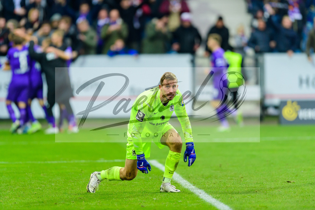 OSNTSV20211106_123 | Fussball, Herren: Torwart Marco Hiller (TSV 1860 Muenchen) enttaeuscht bei dem Spiel der 3. Liga zwischen VfL Osnabrueck und TSV 1860 Muenchen im Stadion an der Bremer Bruecke am 06.11.2021 in Osnanbrueck, Deutschland.DFB / DFL REGULATIONS PROHIBIT ANY USE OF PHOTOGRAPHS AS IMAGE SEQUENCES AND/OR QUASI-VIDEO. - Realisiert mit Pictrs.com