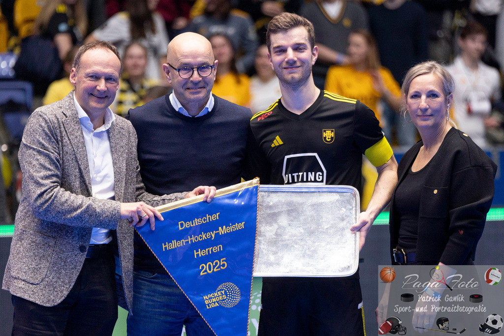 Volvo E.R.B. Final 4 Finale Männer: Harvestehuder THC - Crefelder HTC, 26.01.2025 | Anton Pöhling (Harvestehuder THC #12) hat als Kapitän die Schale und den Meisterwimpel in Empfang genommen, Harvestehuder THC - Crefelder HTC, Frankfurt, Süwag Arena, 26.1.2025 - Realisiert mit Pictrs.com