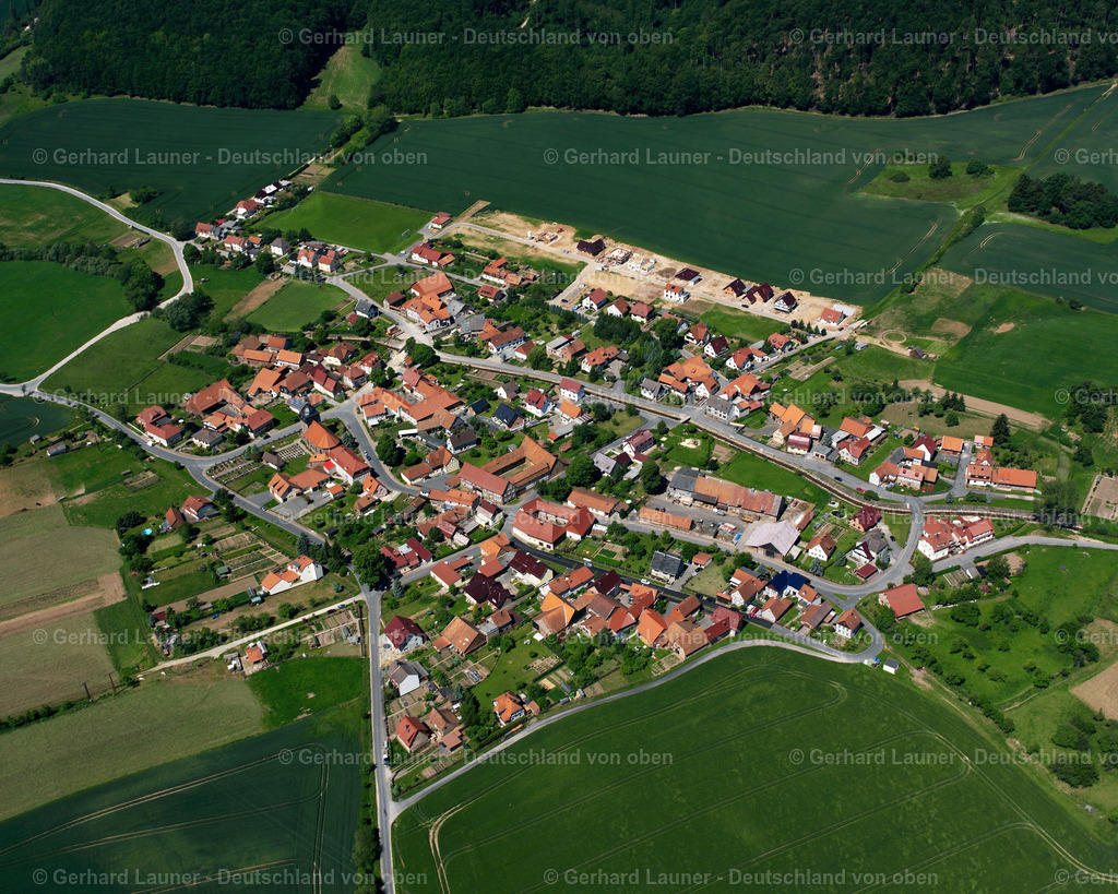2634129 | RENGELRODE 09.06.2006 Landwirtschaftliche Nutzflächen und Feldgrenzen  umsäumen das Siedlungsgebiet des Dorfes in Rengelrode im Bundesland Thüringen, Deutschland // Agricultural land and field boundaries surround the settlement area of the village  in Rengelrode in the state Thuringia, Germany Foto: Gerhard Launer