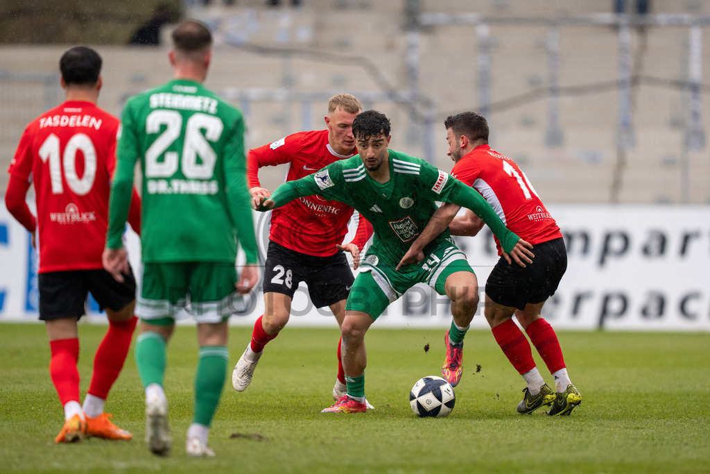 SG Sonnenhof Grossaspach vs. FC 08 Homburg, Fussball, Regionalliga Suedwest, 26. Spieltag, 28.03.2026 | Zweikampf zwischen Kaan Inanoglu (FC 08 Homburg, #14), Luka Janes (SG Sonnenhof Grossaspach, #28) und Marius Kunde (SG Sonnenhof Grossaspach, #16),SG Sonnenhof Grossaspach vs. FC 08 Homburg, Fussball, Regionalliga Suedwest, 26. Spieltag, 28.03.2026
