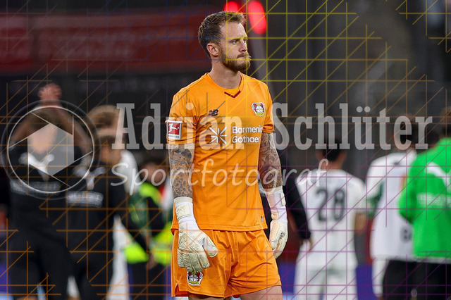 Bayer 04 Leverkusen vs Borussia Mönchengladbach - Bundesliga  | Leverkusen, Deutschland, 21.09.25:   Mark Flekken (Bayer 04 Leverkusen) schaut waehrend des Spiels der Bundesliga zwischen  Bayer 04 Leverkusen vs Borussia Mönchengladbach in der BayArena(Foto von Brauer-Fotoagentur / Adrian Schlueter)