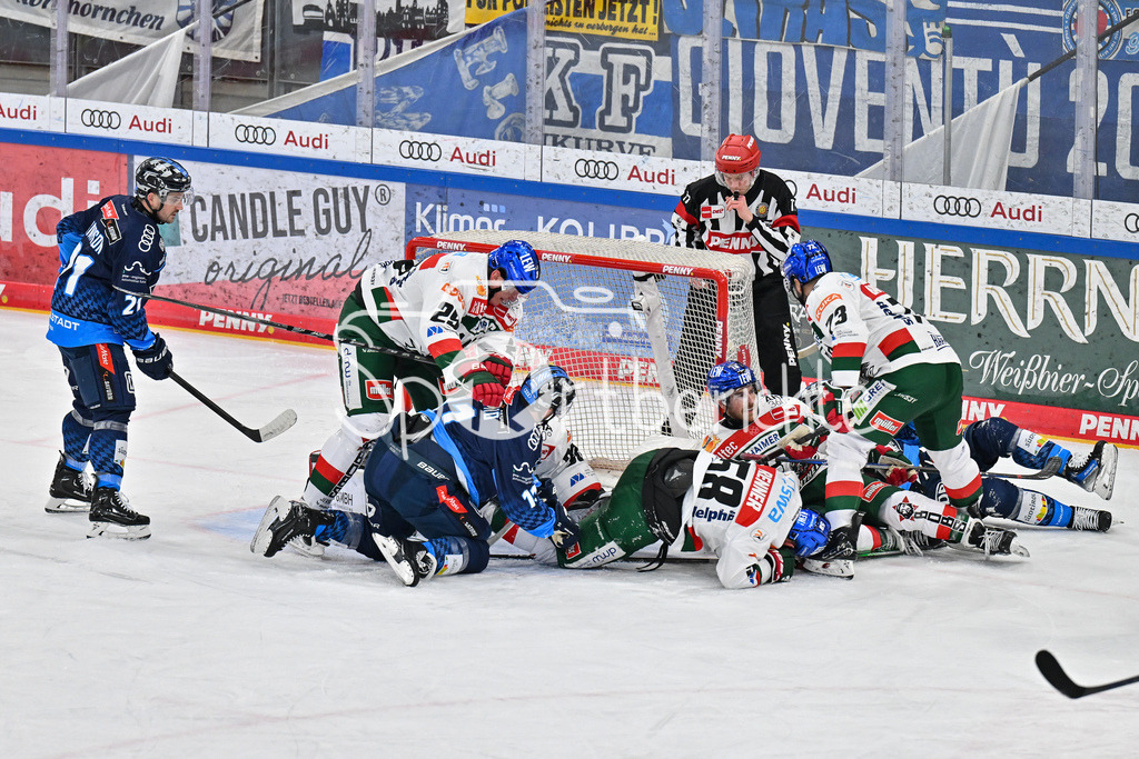 ERC Ingolstadt - Augsburger Panther  | mit vereinten kraeften koennen Denis REUL (Augsburger Panther #29) und Strauss MANN (Augsburger Panther #38) ein Gegentor verhindern / DEL: ERC Ingolsdtadt - Augsburger Panther, Saturn Arena am 10.01.2025