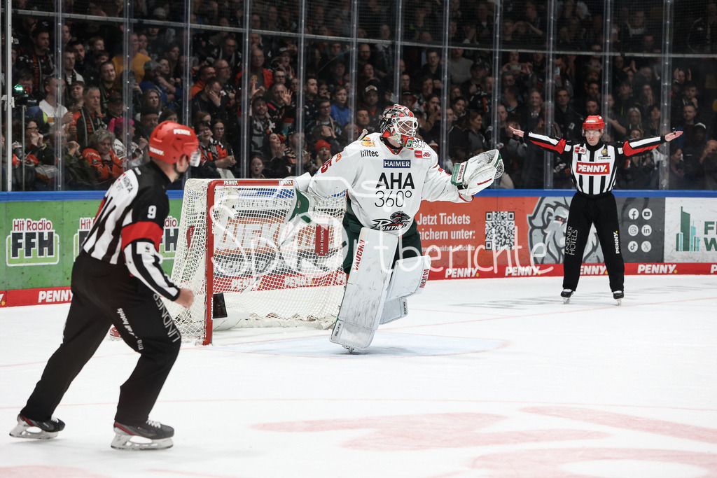 Löwen Frankfurt - Augsburger Panther | Ein gehaltener Penalty von Markus KELLER (AEV #35) / Freude / Jubel