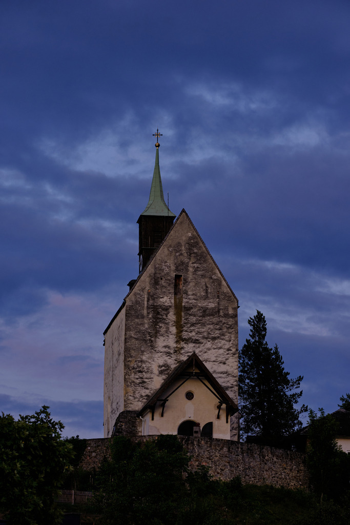Kirche im Abendlicht mit Gewitterwolken | Bad Schönau, Austria - July 15, 2025: Kirche im Abendlicht mit Gewitterwolken. - Realisiert mit Pictrs.com