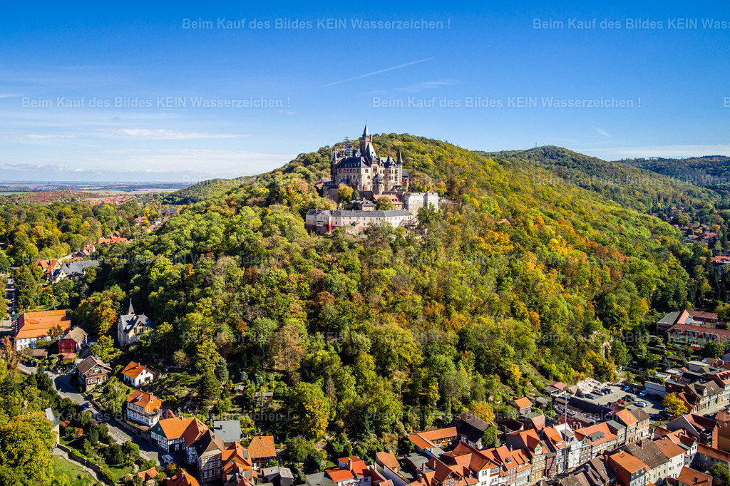 Schloß_ Wernigerode-0027 | Wernigerode ist eine Stadt im Harz im Mitteldeutschland. Ihre Altstadt zeichnet sich durch ihre Fachwerkhäuser aus, darunter das mittelalterliche Rathaus und das "Schiefe Haus". Am Stadtrand beherbergt das Schloss Wernigerode ein Museum und bietet Blick auf die Stadt. Das Schienennetz der Harzer Schmalspurbahnen verbindet Wernigerode mit dem Bahnhof Drei Annen Hohne, wo die dampflokbetriebene Brockenbahn zum Brocken abfährt. - Realisiert mit Pictrs.com